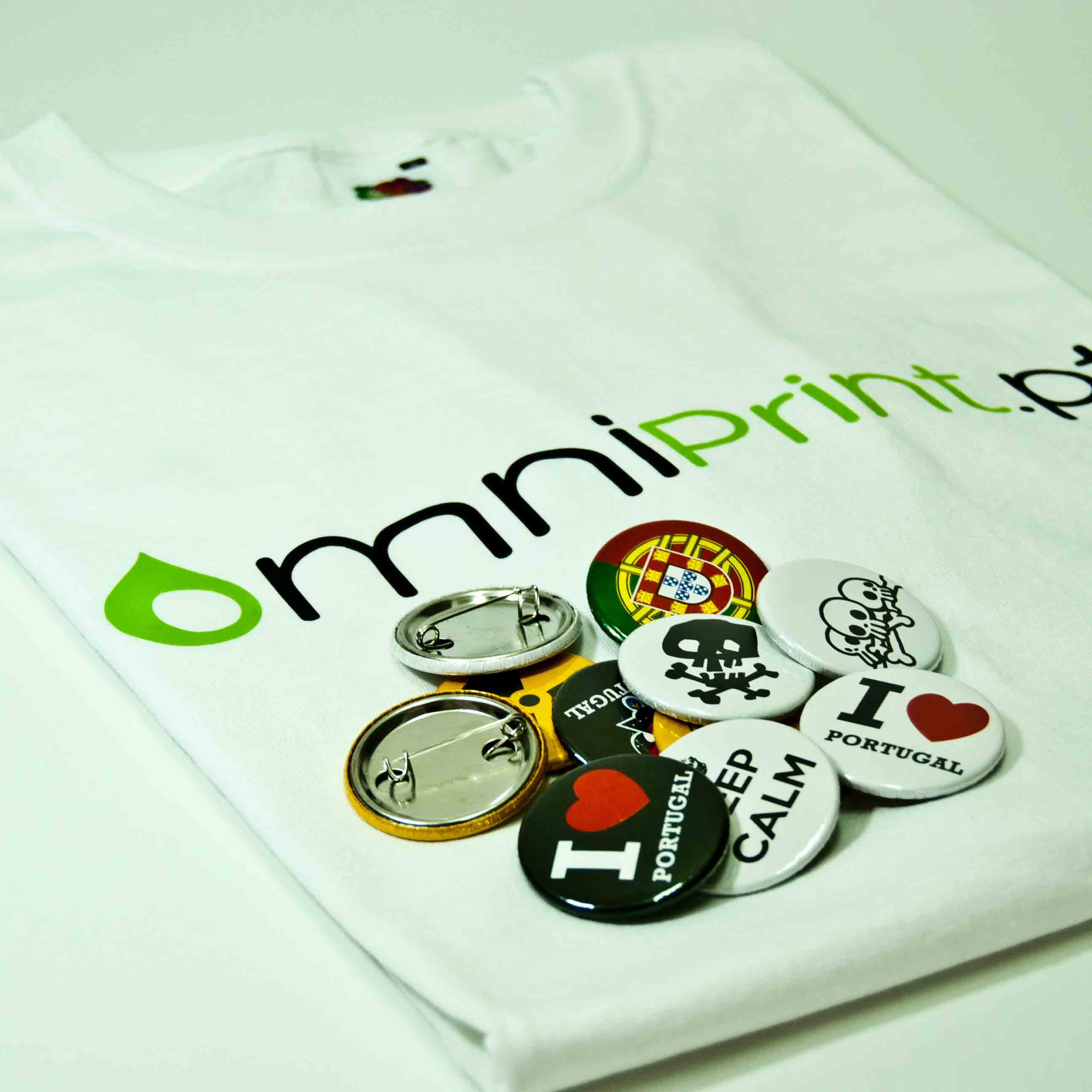 Omniprint :: Personalização de crachás e t-shirts Crachás e t-shirts